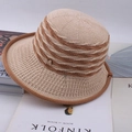 Elegante cappello da sole a tesa larga da donna in maglia beige e marrone con ciondolo a M - Taglia Unica 58cm / Beige