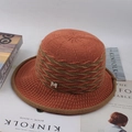 Vista dettagliata del cappello da pescatore in maglia arancione con strisce e logo M con strass - Taglia Unica 58cm / Caramello