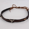 Detail van een western hoedband met vintage stierenschedel hanger en metalen studs - Kleine Stier Hoofd Riem