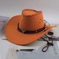 Détail du chapeau de cowboy en daim rouge-orangé avec ruban en cuir, pendentif taureau et coutures - Décoration Tête de Taureau en Métal / Crème