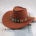 Chapeau de cowboy marron en daim avec bandeau perlé turquoise sur fond Kinfolk - Décoration Colorée / Café clair