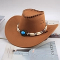 Chapeau de cowboy marron avec perles turquoise posé sur des magazines de mode - Décoration Longues Perles / Chameau Foncé
