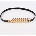 Detail van zwarte elastische hoedenband met gouden bladvormige gesp en metalen textuur - Vissenschubben Patroon Riem