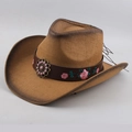 Detail van western strooien cowboyhoed met roze rozenborduurwerk op lederen band - Eén Maat 58cm / Roos (Roos Stijl)