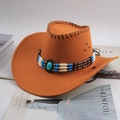 Détail d'un chapeau de cowboy caramel avec perles bohèmes et accent turquoise - Décoration Trois Rangs de Perles / Crème