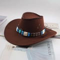 Détail d'un chapeau de cowboy en daim marron avec bandes perlées et pierre turquoise - Décoration Trois Rangs de Perles / Café foncé