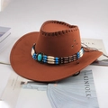 Détail d'un chapeau de cow-boy en daim marron avec perles turquoise et bandeau tribal - Décoration Trois Rangs de Perles / Café clair