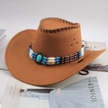 Détail d'un chapeau de cowboy en daim marron avec bande de perles et pierre turquoise - Décoration Trois Rangs de Perles / Chameau Foncé