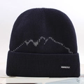 Donkerblauwe winterbeanie van dik ribgebreid materiaal met bergpatroon - Blauw