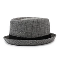 Klassischer schwarz-weißer karierter Fedora-Hut mit schwarzem Band auf weißem Hintergrund - Einheitsgröße 57cm / Grau