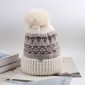 Chique beige gebreide muts met geometrische ruitpatronen en een grote zachte nepbont pompon - Elastisch 56-60cm / Beige