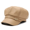 Detalle de gorra octogonal de cuero PU beige con grano fino y hebillas metálicas doradas - Talla Única 57cm (Ajustable) / Caqui