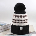 Gebreide muts met ruitpatroon, hart-jacquard ontwerp en faux fur pompon voor de winter - Elastisch 56-60cm / Zwart