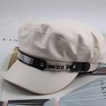 Nahaufnahme der beigen Leder-Schirmmütze mit schwarzem Strassband und Metallschnallen - Einheitsgröße 57cm / Beige mit Strass
