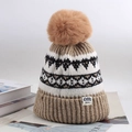 Winter gebreide muts met grote pompon en ruitpatroon in stijlvol beige kleur - Elastisch 56-60cm / Khaki