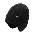 Detailansicht einer schwarzen Strickmütze mit Ohrenklappen und Sport-Aufnäher - 57-59cm / Schwarz