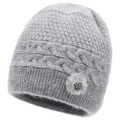 Grijze gebreide muts voor oudere dames met zachte pompon en een decoratieve strasbloem - Grijs