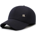 Detail der dunkelblauen Baseballkappe mit silbernem R-Logo und feiner Stofftextur - Verstellbar 57-58cm / Strukturierte Baseballkappe Blau