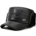 Detail van de zwarte leren wintermuts met ruitpatroon en warme oorkleppen van imitatiebont - Full Leather Flat Top