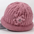 Roze gebreide bucket hat voor oudere dames met warme fleecevoering en bloemendecoratie - Eén Maat (56-59cm) / Roze