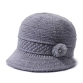 Détail d'un bonnet en tricot gris pour femme avec décoration florale et texture douce - Extensible 56-58cm / Gris