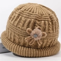 Gereidde wintermuts voor oudere dames met bloemdecoratie en warme fleecevoering oorbescherming - Eén Maat (56-59cm) / Khaki