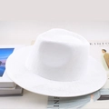 Détail d'un chapeau fedora tressé blanc posé sur des livres au style minimaliste épuré - Blanc Uni