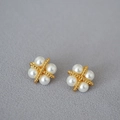 Elegante vergoldete Vierblatt-Klee Perlenohrstecker für Damen in minimalistischem Design - Gold