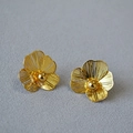 Dettaglio macro di orecchini a fiore traforato dorato con petali materici e perla - Oro Piccolo