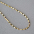 Elegante collana con piccole perle dorate, perle bianche e pietre di tormalina colorate - Collana