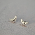 Orecchini a perno croissant in argento sterling S925 lucido con dettagli pieghe - Argento