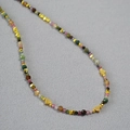 Collana di tormalina colorata con perle sfaccettate e ciondoli a cuore dorati - Colorato