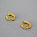 Eleganti orecchini a cerchio intrecciati in oro con texture in metallo vintage minimalista - Oro