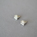 Minimalistische silberne unregelmäßige Kristall-Ohrstecker mit glänzender Metallstruktur - Silber