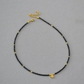 Collier double rang avec perles spinelle noires et pendentif étoile doré minimaliste - Style Spinelle Noire