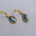 Pendientes geométricos dorados con piedra labradorita azul de diseño minimalista - Estilo Labradorita