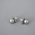 Orecchini geometrici in ottone con grandi e piccole perle grigie su perni in argento 925 - Grigio Argento
