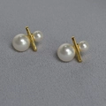 Orecchini a perno minimalisti in ottone placcato oro con doppie perle bianche verticali - Bianco Sporco