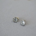 Orecchini minimalisti in argento 925 con zircone scintillante e castone a petalo - Oro Bianco
