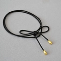 Minimalistische zwarte koord choker ketting met strikje en gouden metalen druppelhangers - Zwart Touw + Gouden Hanger / Goud