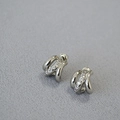 Dettaglio di orecchini a lobo argentati con tre strati curvi e micro-pavé di zirconi - Placcato Platino