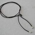 Minimalistische zwarte koord choker ketting met zilveren druppelvormige uiteinden - Zwart Touw + Zilveren Hanger / Zilver