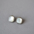 Detalle de pendientes de nácar cuadrados con bordes decorativos de milgrain plateado - Oro Blanco
