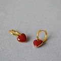 Orecchini a cerchio minimalisti con cuore in smalto rosso e finitura dorata - Cuore Rosso