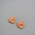 Orecchini a perno con pietra occhio di gatto rosa, placcati oro e design a triangolo - Rosa
