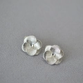 Orecchini a lobo a fiore in argento 3D con trama radiale e perla centrale - Argento