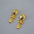 Pendientes de metal líquido irregular con textura de martillo en acabado dorado - Dorado
