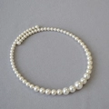 Collana choker di perle elegante in stile francese con design sfumato su tessuto grigio - Collana choker