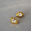 Orecchini a lobo irregolari stile lava dorata con zircone su tessuto grigio a trama - Oro