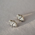 Orecchini a perno irregolari in argento stile lava con zircone scintillante da donna - Oro Bianco